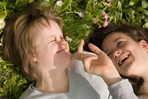 Kinder liegen im Gras