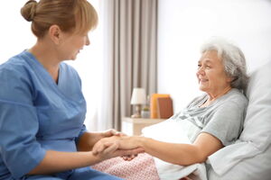 Krankenschwester betreut ältere Frau