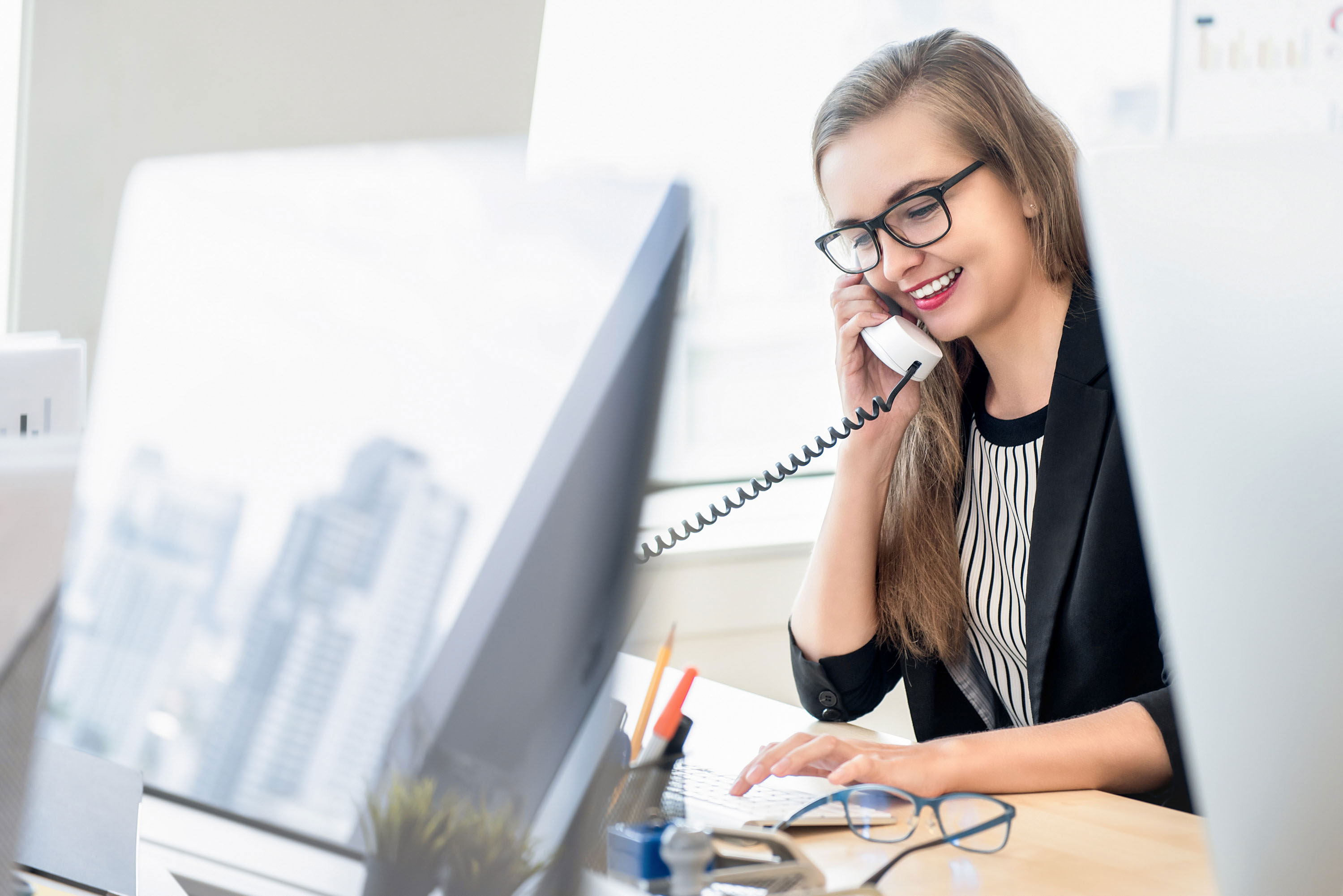 Frau am Telefon